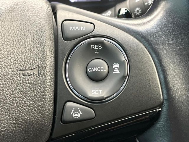 【ホンダセンシング】走行中に前方の車両等を認識し、衝突しそうな時は警報とブレーキで衝突回避と被害軽減をアシスト。より安全にドライブをお楽しみいただけます。