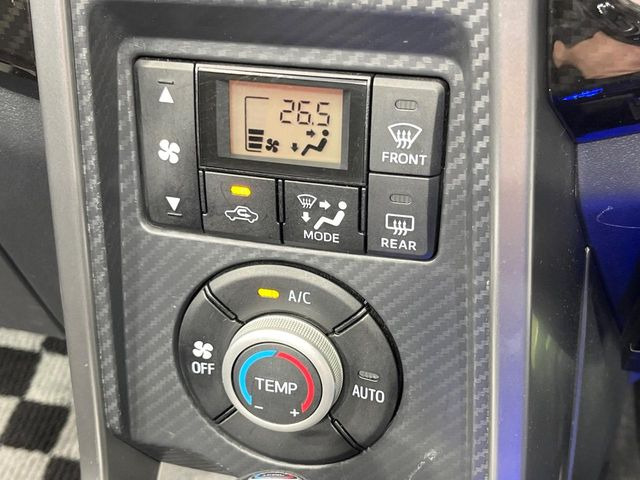 【オートエアコン】一度お好みの温度に設定すれば、車内の温度を検知し風量や温度を自動で調整。暑い…寒い…と何度もスイッチ操作をする必要はありません。快適な車内空間には必須の機能ですね♪