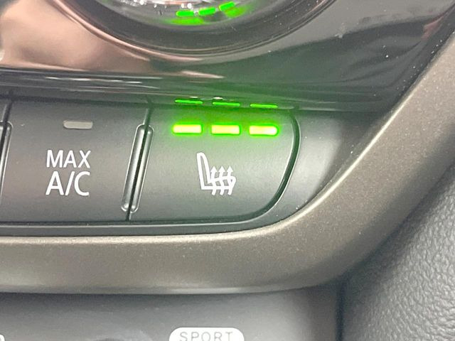 ●フロントシートヒーティング:運転席・助手席共に三段階で調節が可能なシートヒーターを装備しております。季節を問わず快適にご使用いただけます。