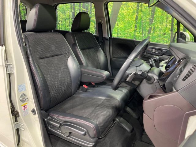 運転席シート廻りは使用感も少なく、良好な状態となっています。丁寧に使われていたことがよくわかりますね。