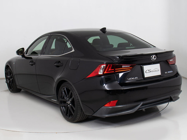 個性的なリアビューで御座います。精悍な佇まいは高級車ならではです。