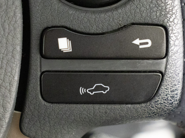 衝突回避支援型プリクラッシュセーフティシステム 前方に出現した障害物に対し警報を発し、ドライバーに警告。同時にブレーキアシストにより衝突回避と速度を軽減します。