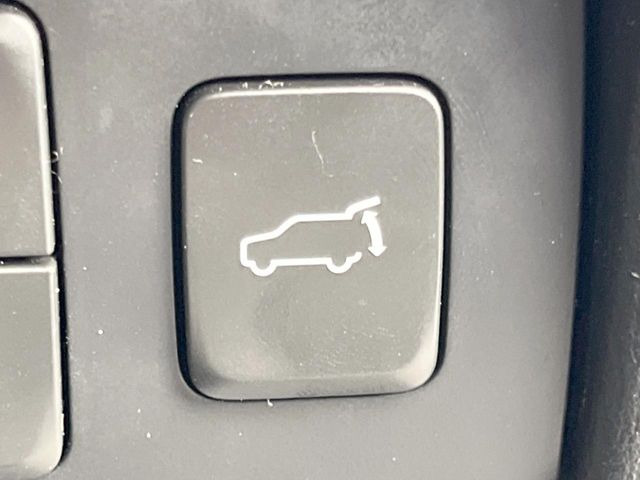 【パワーバックドア】スマートキーや運転席のボタンを押すだけでリアゲートが自動で開閉します!荷物を持っている時や、高い位置にあるバックドアを閉める際に便利な機能です♪