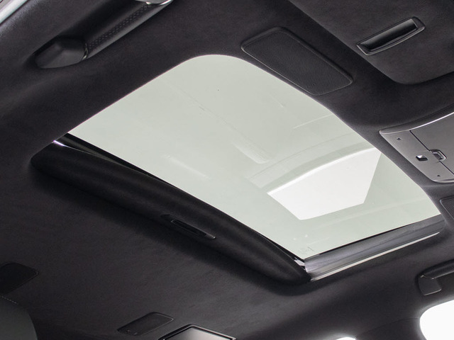 ★人気装備のサンルーフ!様々なドライブシーンで活躍してくれます!!開放感ある車内空間は気持ちがいいですよ!