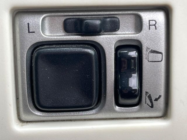 �y�d���i�[�~���[�z�T�C�h�~���[�͓d���i�[���ƂȂ��Ă���A�������ԏ�ł��L�Y�������X�N��}�����܂��B