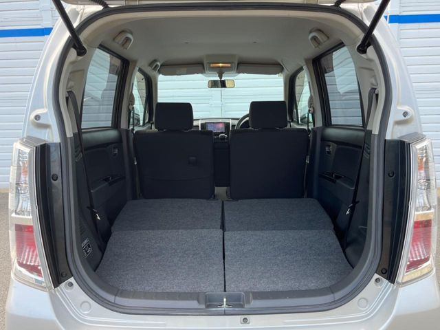 積み下ろしのしやすいデッキにはたっぷりと荷物を積み込んでいただけます。遊びから仕事まで、様々なシーンで頼れます♪