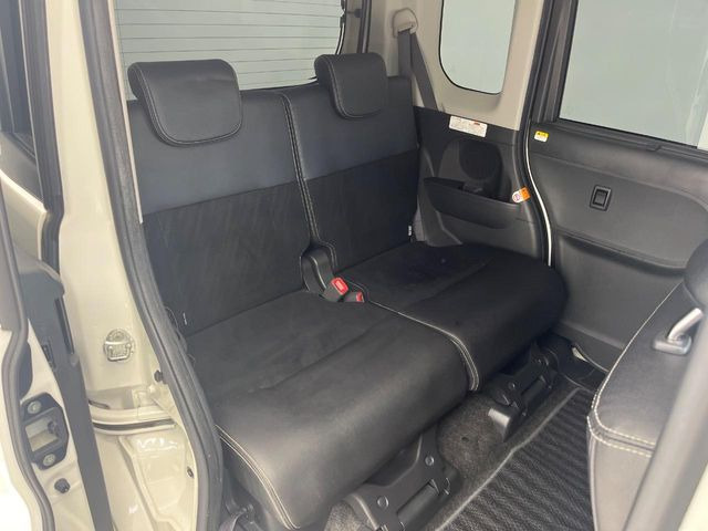 後部座席も気になるようなキズ・汚れやへたり等、大きなダメージはなく、良好な状態です。