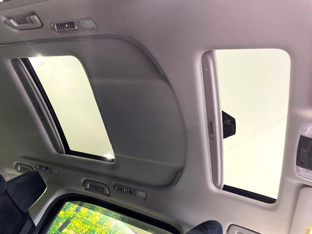 【サンルーフ】開放感たっぷりの希少装備、サンルーフが装着されています!車内に明かりを取り入れたり景色を楽しむ以外にも、車内の空気も簡単に換気できて快適です!