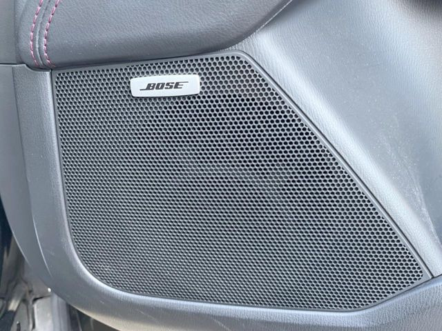 【BOSEサウンドシステム】メーカーオプションの高品位サウンドシステムを搭載。専用のチューニングが施された大小様々なスピーカーから良質なサウンドが奏でられ、臨場感あふれる音響空間を演出します。