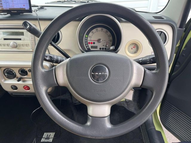 �C���e���A�ɍ��킹���f�U�C���̃X�e�A�����O�́A�^�]�������̂��Ƃ��l���A�^�]���₷���`��A�傫���ł��B�����x�A���ۂɐG���Ă��m���߂��������B