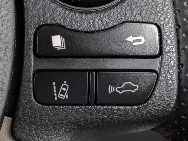 衝突回避支援型プリクラッシュセーフティシステム 前方に出現した障害物に対し警報を発し、ドライバーに警告。同時にブレーキアシストにより衝突回避と速度を軽減します。