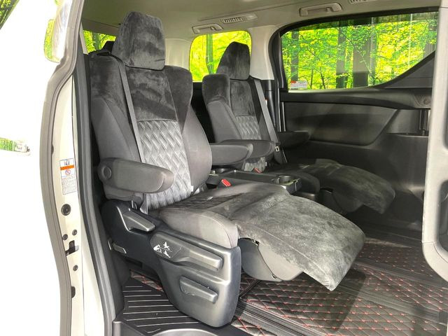 二列目中央はウォークスルーとなっております。二列目と三列目の移動や乗り降りがとっても楽になるので、乗り降りの際もストレスを感じることはありません♪