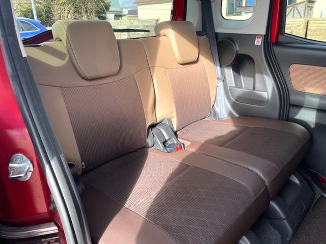 広々とした2列目シートは居住性が高く、居心地も快適!友達や家族とのお出かけにぴったりです。ベビーシートやチャイルドシート使用時も快適にお過ごしいただける十分な空間を確保しています。