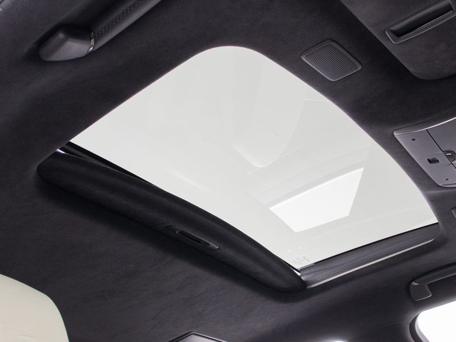 ★人気装備のサンルーフ!様々なドライブシーンで活躍してくれます!!開放感ある車内空間は気持ちがいいですよ!