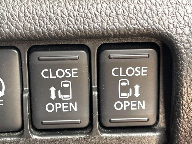 【両側パワースライドドア】スマートキーや運転席のスイッチで後席両側スライドドアの開閉が可能♪電動だから力を入れてドアを開ける必要が無く、小さなお子様でも簡単に開け閉めでき快適です♪