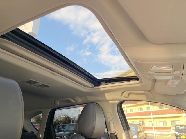 【サンルーフ】開放感たっぷりの希少装備、サンルーフが装着されています!車内に明かりを取り入れたり景色を楽しむ以外にも、車内の空気も簡単に換気できて快適です!