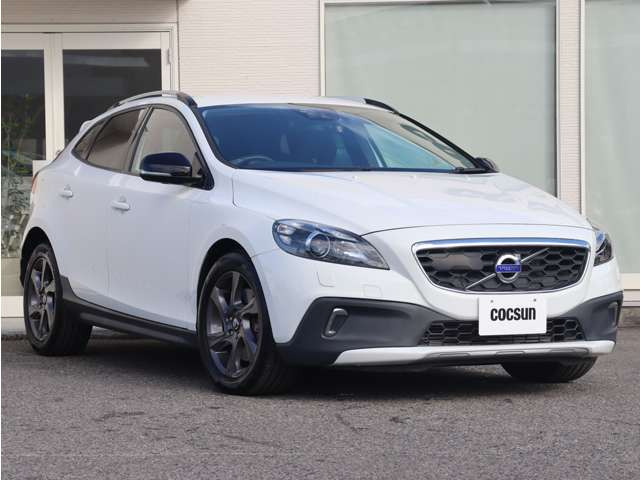 【最大91項目の点検整備】ボルボに精通した整備士が、車両の状態について最大91項目に及ぶチェック基準で厳密な点検整備を実施します。納車時には点検整備内容を記録した点検整備記録簿をお渡しします。