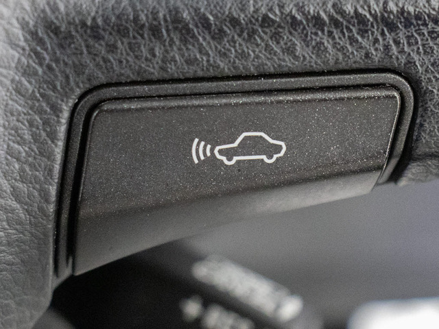 衝突回避支援型プリクラッシュセーフティシステム 前方に出現した障害物に対し警報を発し、ドライバーに警告。同時にブレーキアシストにより衝突回避と速度を軽減します。