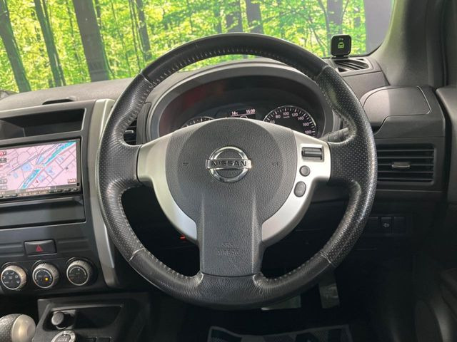 �C���e���A�ɍ��킹���f�U�C���̃X�e�A�����O�́A�^�]�������̂��Ƃ��l���A�^�]���₷���`��A�傫���ł��B�����x�A���ۂɐG���Ă��m���߂��������B