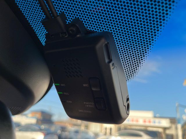 【ドライブレコーダー】安心・安全なカーライフに必須のドライブレコーダーを装備!走行中はもちろん、あおり運転や事故に遭遇した際の状況も映像で記録し、万一のリスクに備えます。