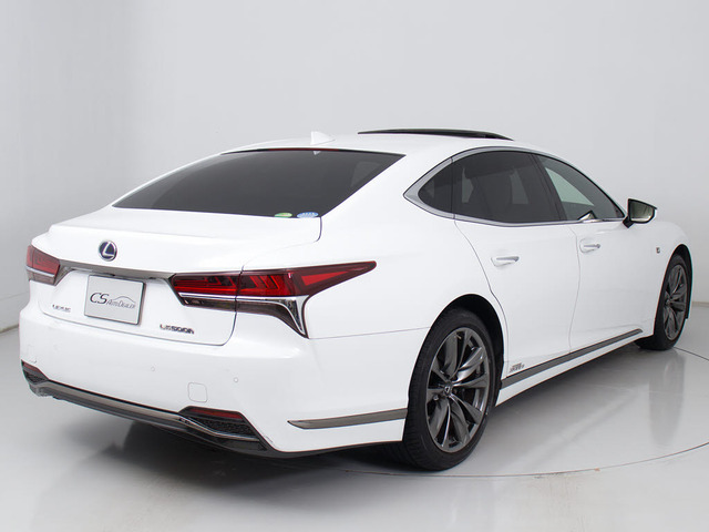 個性的なリアビューで御座います。精悍な佇まいは高級車ならではです。