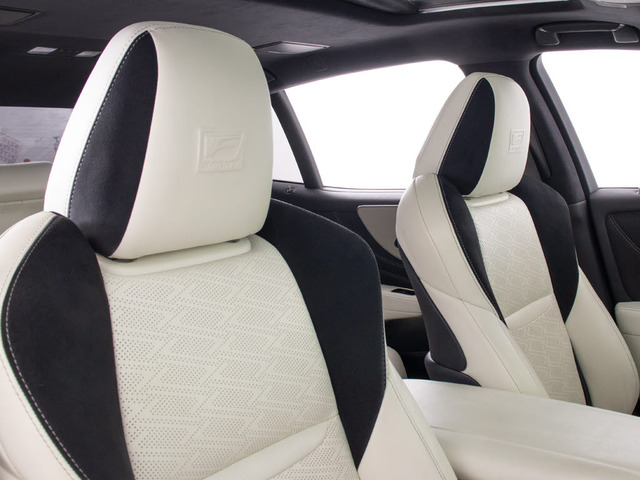 希少装備!!Fスポーツ専用【白本革シート】装着車!!お好みはいかがですか?高級感はもちろん、清潔感がありとても人気の装備です!!