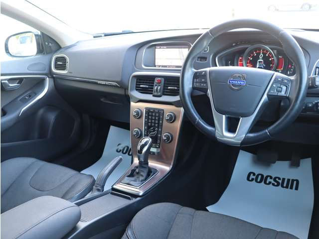 北名古屋店、土浦店は指定整備工場を所有。野田店、横浜店には認証整備工場を所有しています。それぞれの拠点に整備リフトやテスター等の設備機器を完備しています。