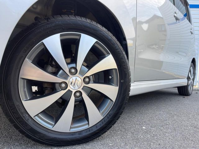 【純正オプション○○インチアルミホイール】純正オプションホイールを装着。走行性能の向上に加え、外観もよりスタイリッシュになっています。