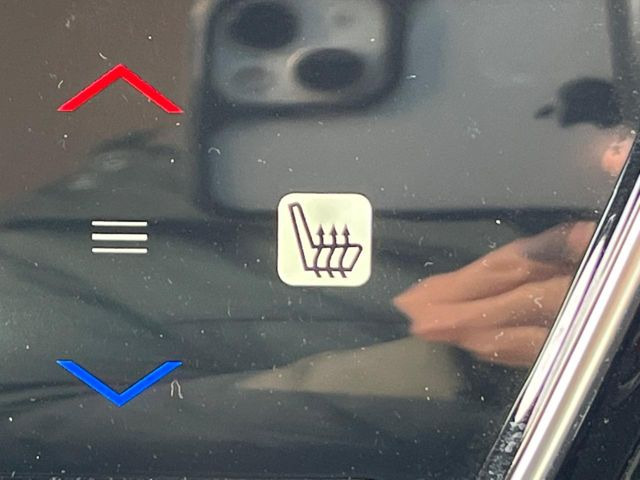 【シートヒーター】寒い日に重宝するシートヒーター!エアコンより早く温まってくれるので寒がりの人も安心ですね♪エアコンの温風は乾燥するから苦手、という方にもをおすすめです。