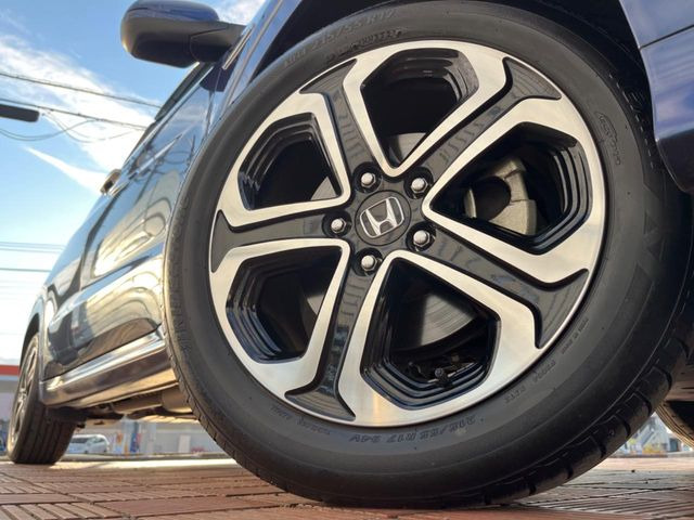 【純正17インチアルミホイール】外観にマッチした純正アルミホイールを装着しております。各種社外アルミホイールや、スタッドレスタイヤも取扱いしております。是非ご相談ください♪