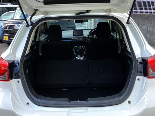 ���i�̂���������ʋ΁A���}���ɏ\���ȉ׎��X�y�[�X���m�ۂ��Ă���܂��B�Z�J���h�V�[�g��|���ƁA�傫�ȉו��̐ύڂ��\�ł���