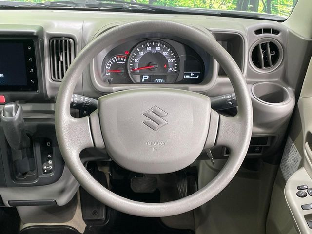 �C���e���A�ɍ��킹���f�U�C���̃X�e�A�����O�́A�^�]�������̂��Ƃ��l���A�^�]���₷���`��A�傫���ł��B�����x�A���ۂɐG���Ă��m���߂��������B