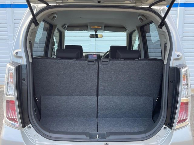 普段のお買い物や通勤、送迎等に十分な荷室スペースを確保しております。セカンドシートを倒すと、大きな荷物の積載も可能です♪