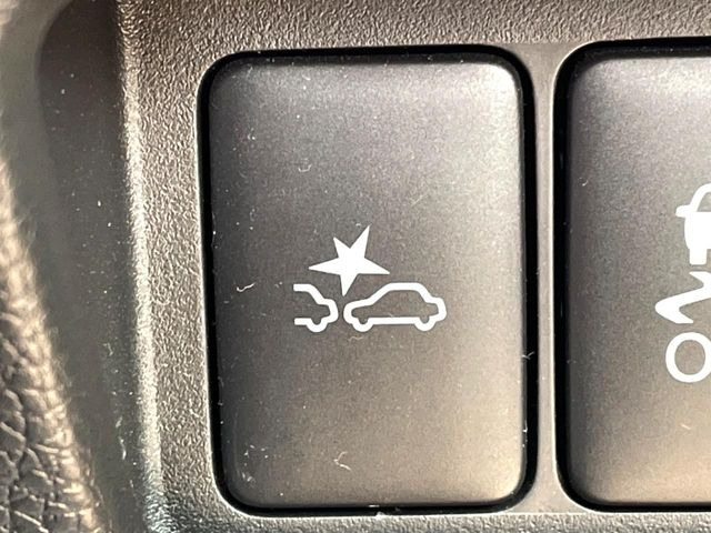 【エマージェンシーブレーキ】走行中に前方の車両等を認識し、衝突しそうな時は警報とブレーキで衝突回避と被害軽減をアシスト。より安全にドライブをお楽しみいただけます。