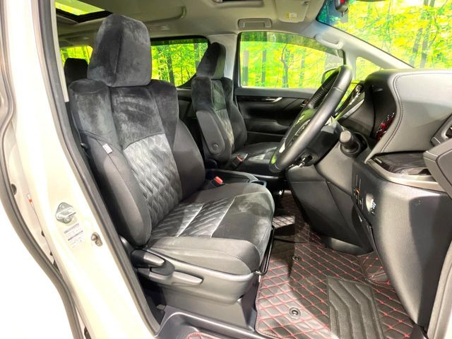 運転席まわりには十分なスペースがあり、大柄な方でもゆったり運転していただける環境です。