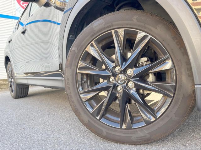 【純正19インチアルミホイール】外観にマッチした純正アルミホイールを装着しております。各種社外アルミホイールや、スタッドレスタイヤも取扱いしております。是非ご相談ください♪