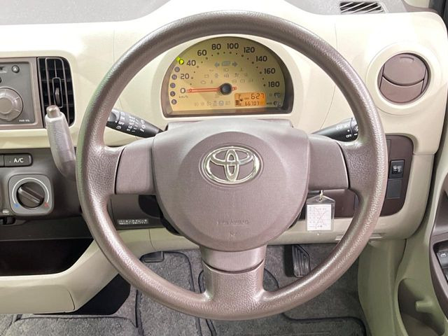 �C���e���A�ɍ��킹���f�U�C���̃X�e�A�����O�́A�^�]�������̂��Ƃ��l���A�^�]���₷���`��A�傫���ł��B�����x�A���ۂɐG���Ă��m���߂��������B