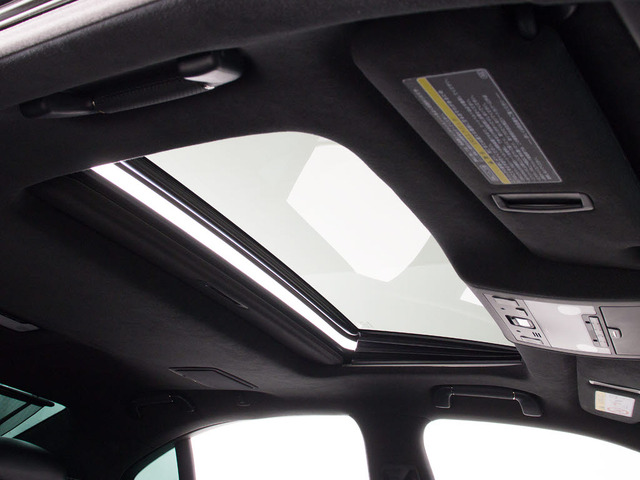 ★人気装備のサンルーフ!様々なドライブシーンで活躍してくれます!!開放感ある車内空間は気持ちがいいですよ!