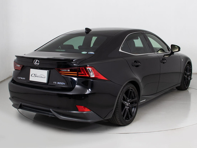 個性的なリアビューで御座います。精悍な佇まいは高級車ならではです。