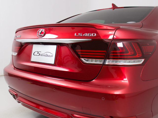 個性的なリアビューで御座います。精悍な佇まいは高級車ならではです。