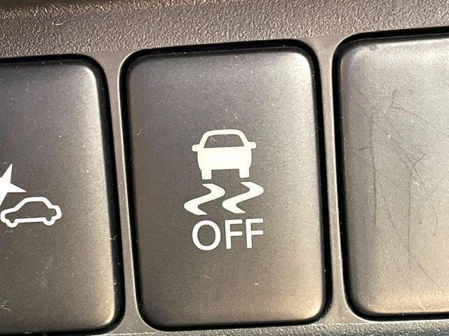 【横滑り防止装置】車両の横滑りを感知すると、自動的に車両の進行方向を保つように車両を制御します。雨の日など滑りやすい路面状況でも安全な運転が可能です。