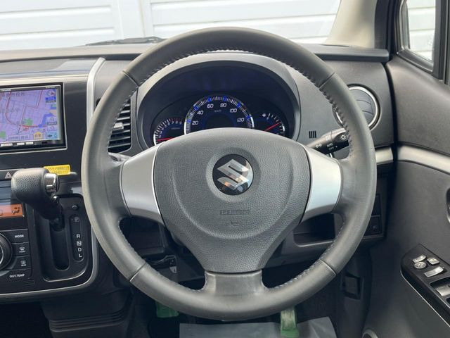 ステアリングも使用感が少なく、きれいな状態となっております♪