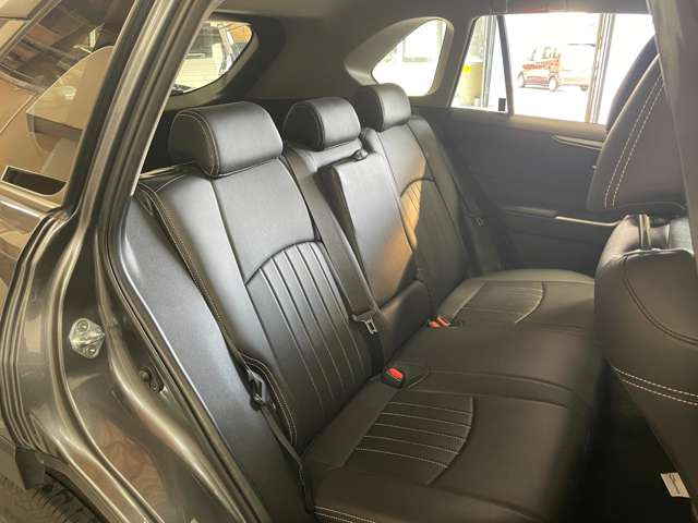 広々した後部座席で、大人が乗ってもストレスなくロングドライブが楽しめます!