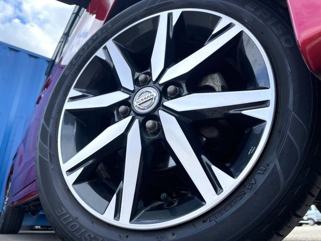 【純正オプション15インチアルミホイール】純正オプションホイールを装着。走行性能の向上に加え、外観もよりスタイリッシュになっています。