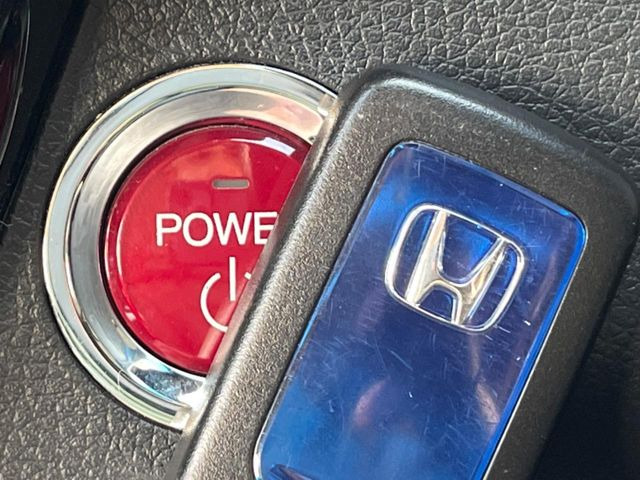 【Hondaスマートキー】カバンやポケットに入れたままでもドアの施錠・解錠が可能なスマートキーを装備。エンジンのオン・オフ時もカギを取り出す必要が無いからとっても便利です♪