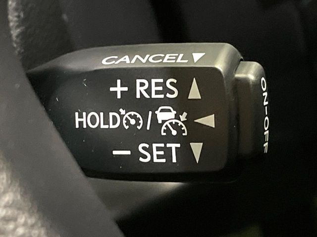 【レーダークルーズコントロール】高速道路での長距離走行が楽に!!自動で速度を保つクルーズコントロールが、衝突軽減システムと連携し、前方の車両を感知して車間を保つように速度調節してくれます!!