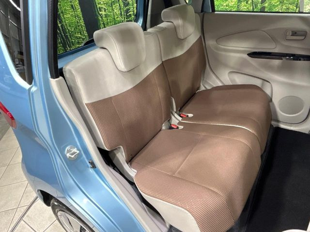 後部座席も気になるようなキズ・汚れやへたり等、大きなダメージはなく、良好な状態です。