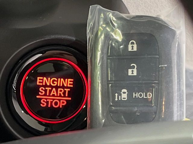 �yHonda�X�}�[�g�L�[�z�J�o����|�P�b�g�ɓ��ꂽ�܂܂ł��h�A�̎{���E�������\�ȃX�}�[�g�L�[�𑕔��B�G���W���̃I���E�I�t�����J�M�����o���K�v����������Ƃ��Ă��֗��ł���