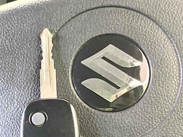 【キーレス】少し離れた場所からでもボタン一つでドアの開錠・施錠ができるのでとっても便利!ドアの鍵穴周りに傷をつけることもありません♪