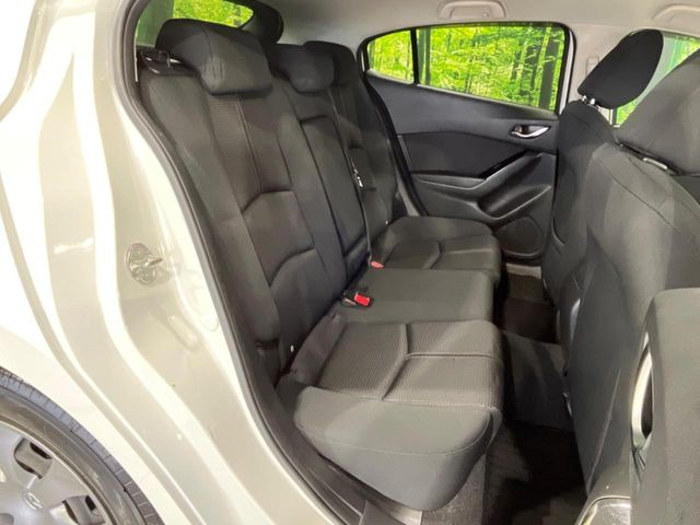 後部座席も気になるようなキズ・汚れやへたり等、大きなダメージはなく、良好な状態です。